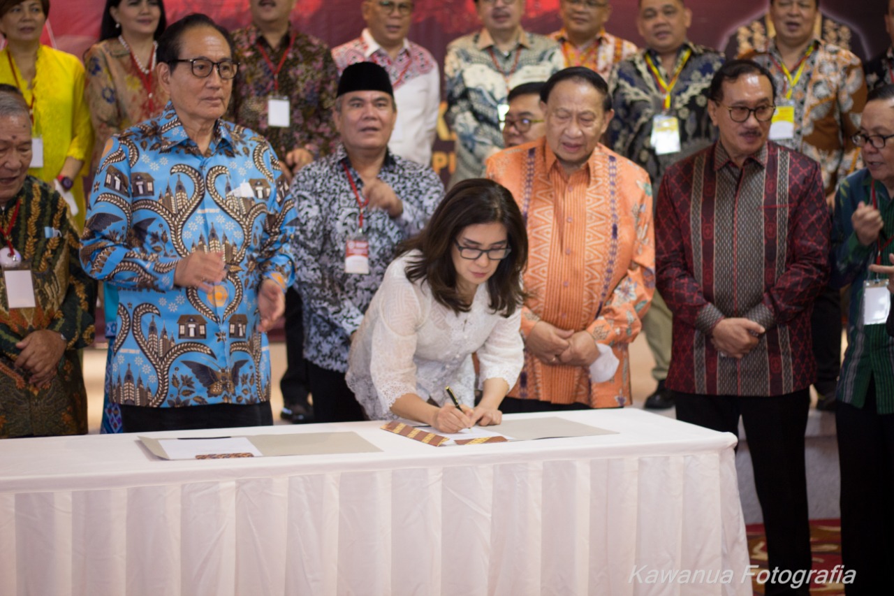 Ketua Umum Kerukunan Keluarga Kawanua  Angelica Tengker bersama Para Tua-Tua Kawanua