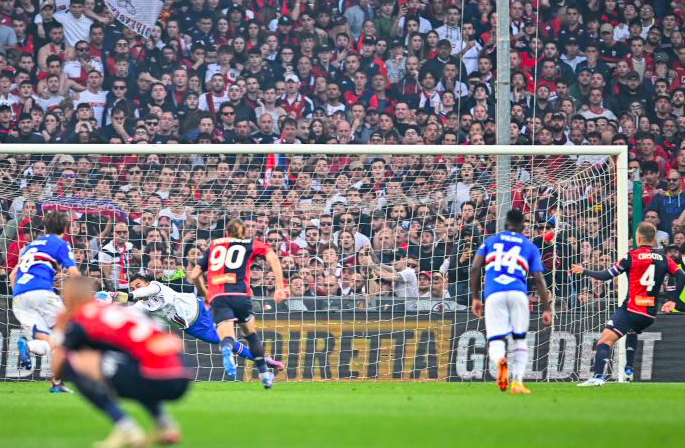 Penjaga gawang Sampdoria Emil Audero menahan eksekusi penalti kapten Genoa Domenico Criscito di laga Serie A.