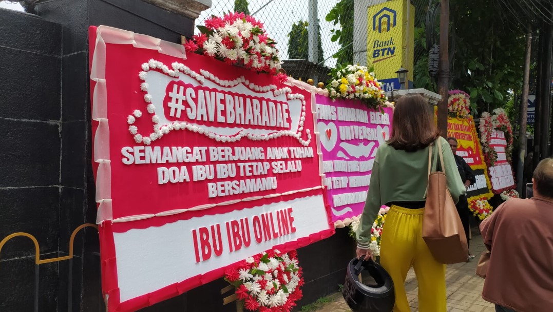 Karangan Bunga untuk Bharada E Hiasi Pengadilan Negeri Jaksel