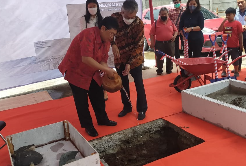 Ketua Umum Percasi melakukan prosesi peletakan batu pertama Museum Catur Indonesia di halaman Gedung Sekolah Catur Utut Adianto (SCUA).
