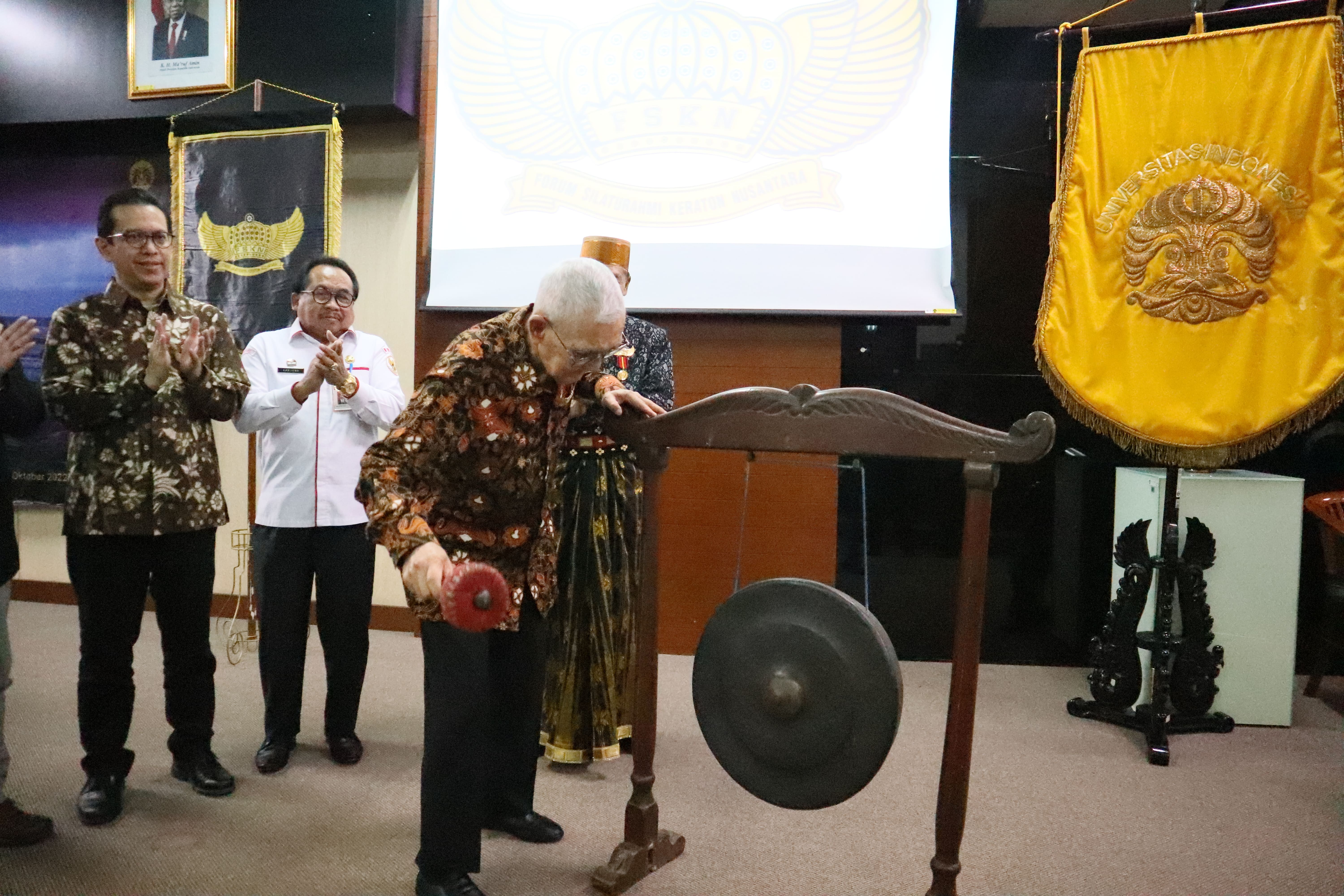 Wakil Ketua Dewan Pengarah BPIP Try Sutrsno membuka seminar budaya nusantarav di Universitas Indonesia