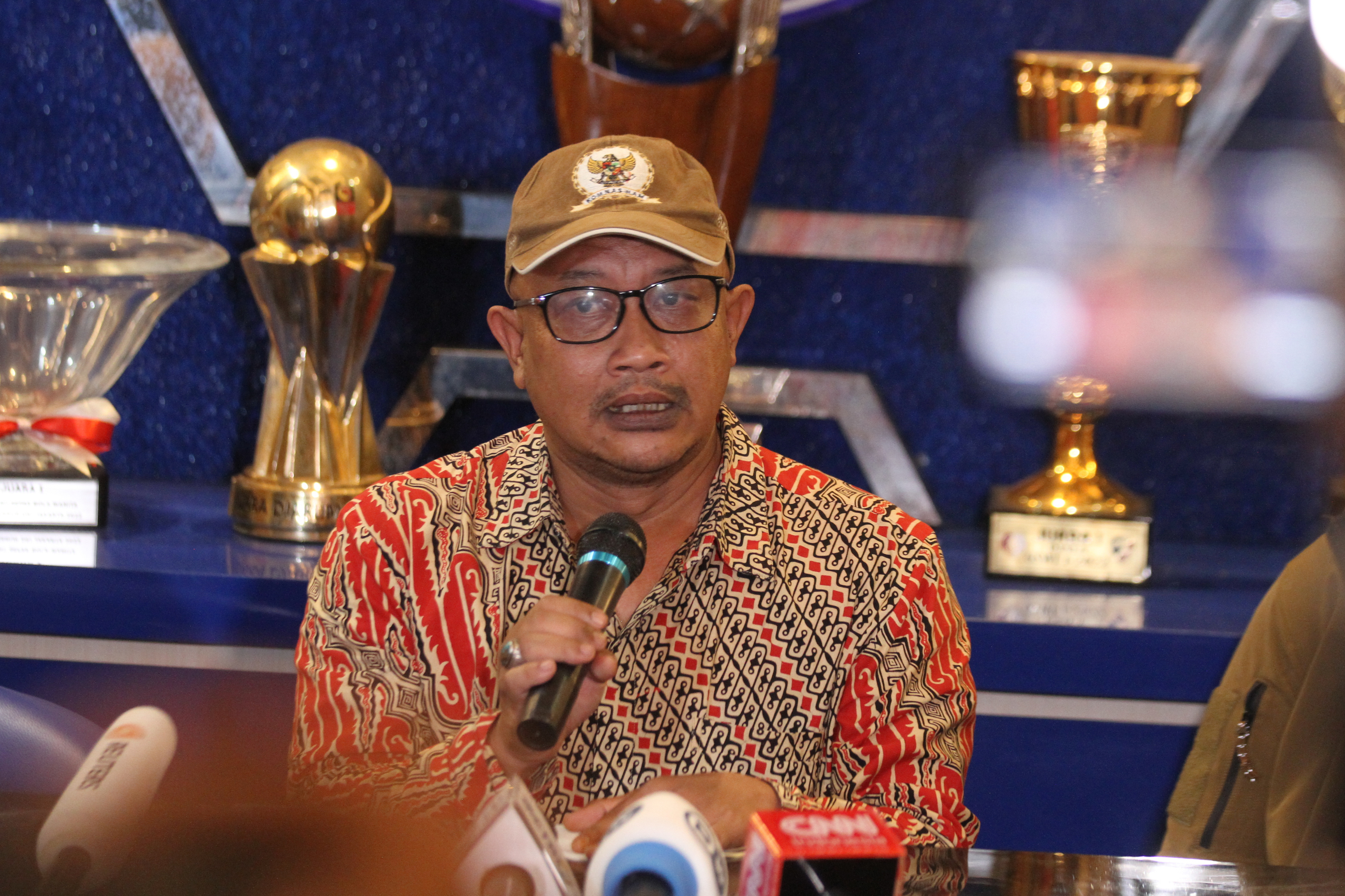 Komisioner Komnas HAM Choirul Anam memberi keterangan kepada wartawan di Sekretariat Arema FC, Malang, Jawa Timur, Senin (3/10). 