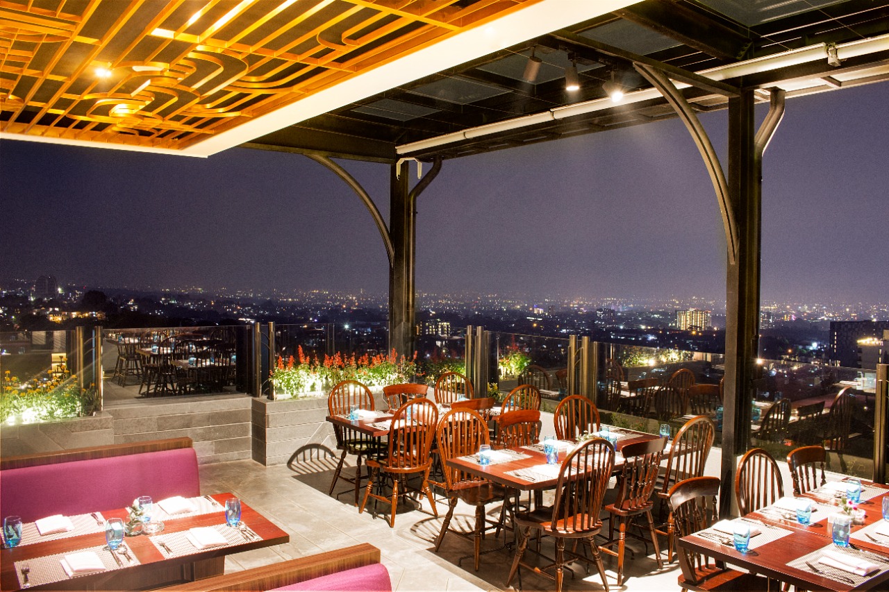 Kepler Sky Lounge & Bar di lantai 9 Hotel Grand Mercure Bandung Setiabudi, menyajikan All You Can Eat BBQ Dinner, 'Marsgazing'.