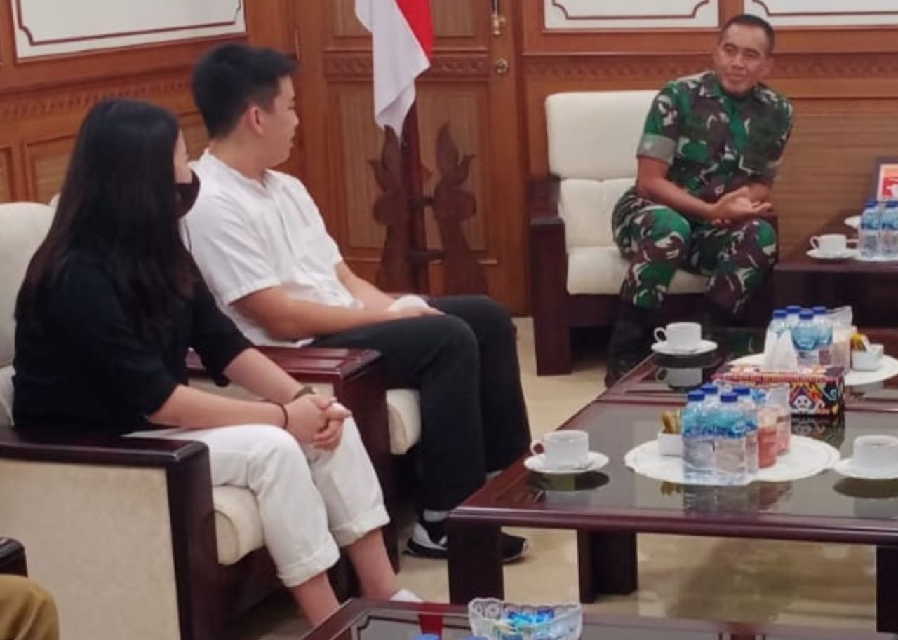 Pangdam VI/Mulawarman Mayjen Tri Budi Utomo berbincang dengan perwakilan PT Perkasa Sejahtera Pratama