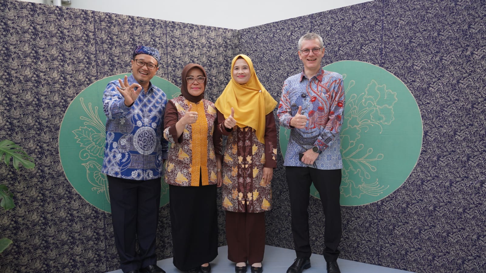 Pengurus Dekranasda Kota Bandung dan jajaran manajemen Pullman Hotel Bandung merayakan Hari Batik Nasional