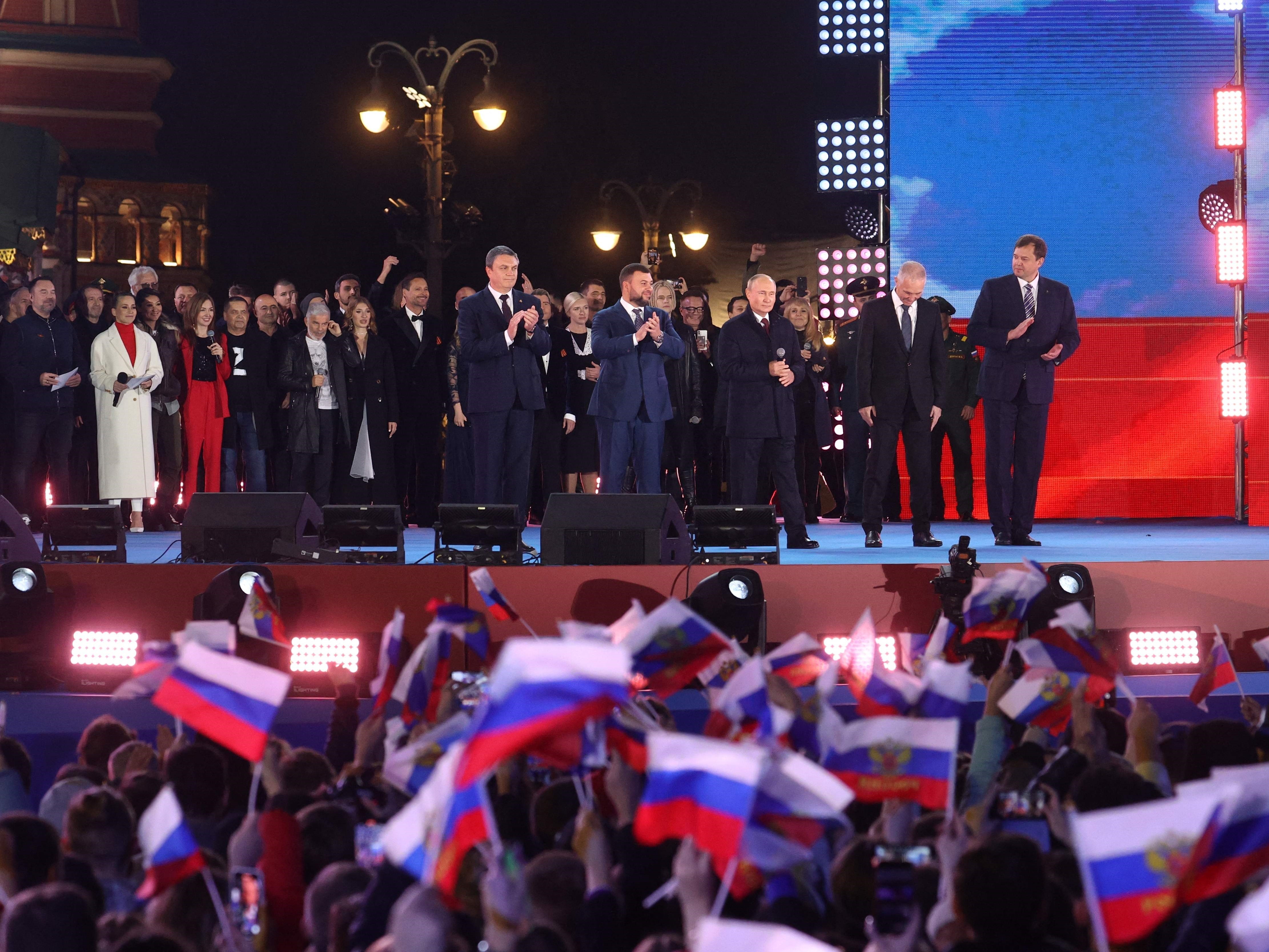 Presiden Rusia Vladimir Putin berpidato dalam rapat umum dan konser yang menandai pencaplokan empat wilayah Ukraina.