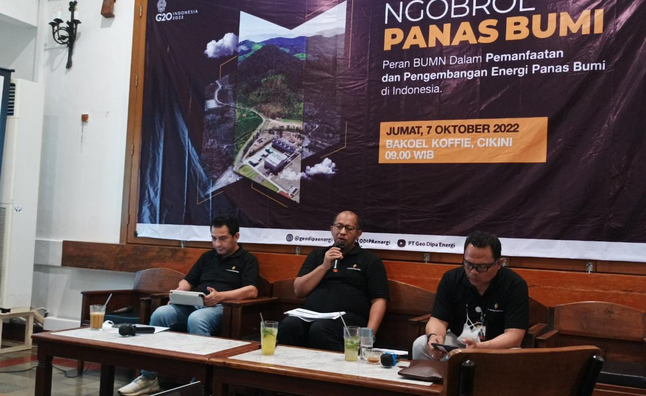 Dir Pengembangan dan Eksplorasi Geo Dipa Energi  Yudistian Yunis bersama dua direksi lainnya. 