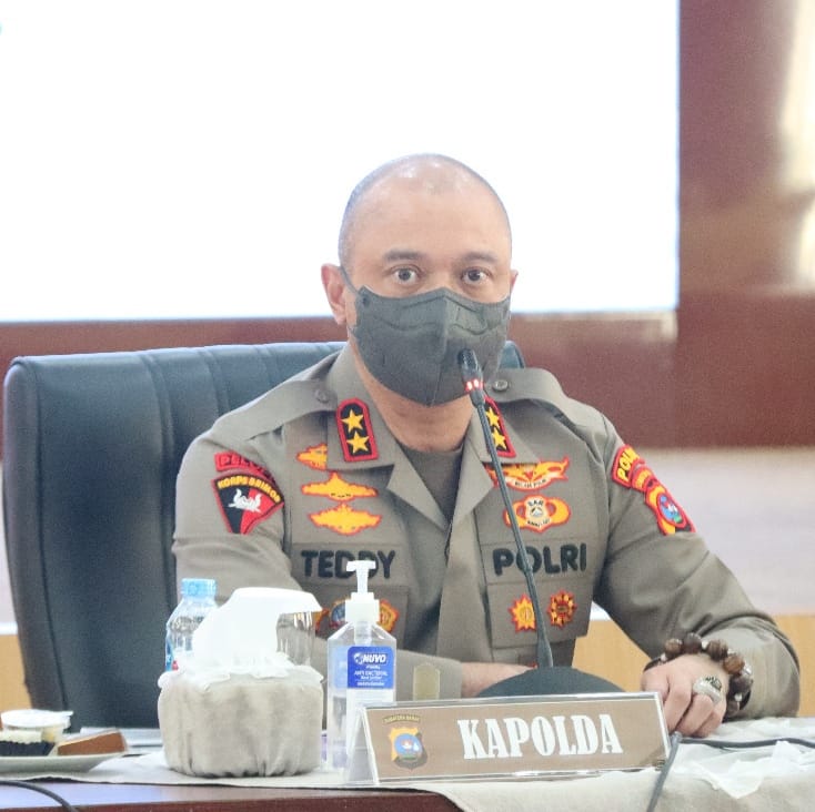  Kapolda Jawa Timur Irjen Teddy Minahasa ditangkap atas dugaan penjualan barang bukti narkoba.