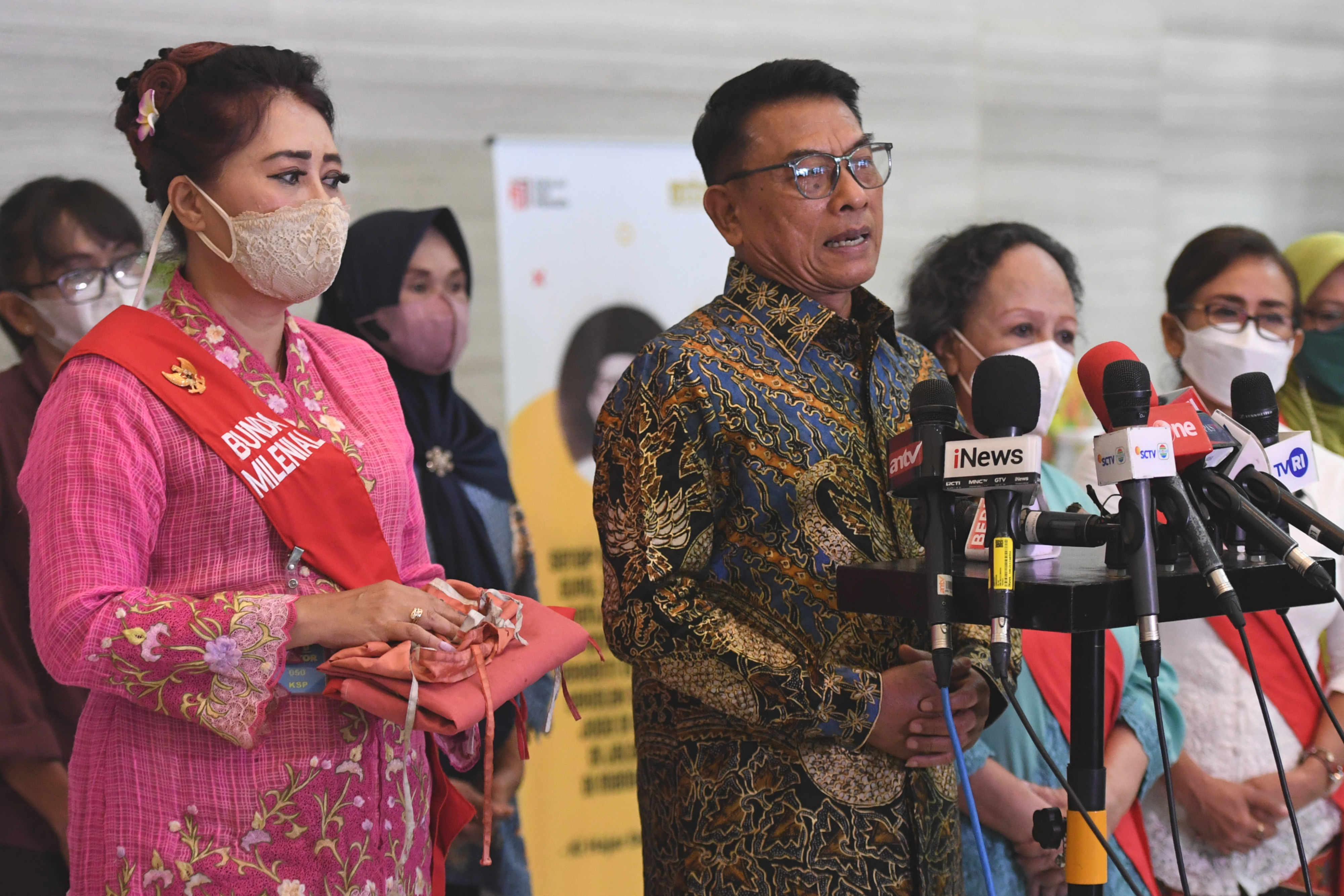 Kepala Staf Kepresidenan Moeldoko (kedua kiri) bersama pengurus Bunda Milenial memberikan keterangan pers di Gedung Bina Graha.