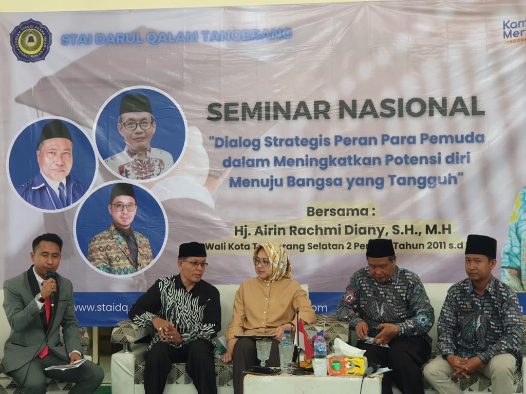 Seminar Nasional bertema 'Dialog strategis peran para pemuda dalam meningkatkan potensi diri menuju bangsa yang tangguh' di Tangerang.