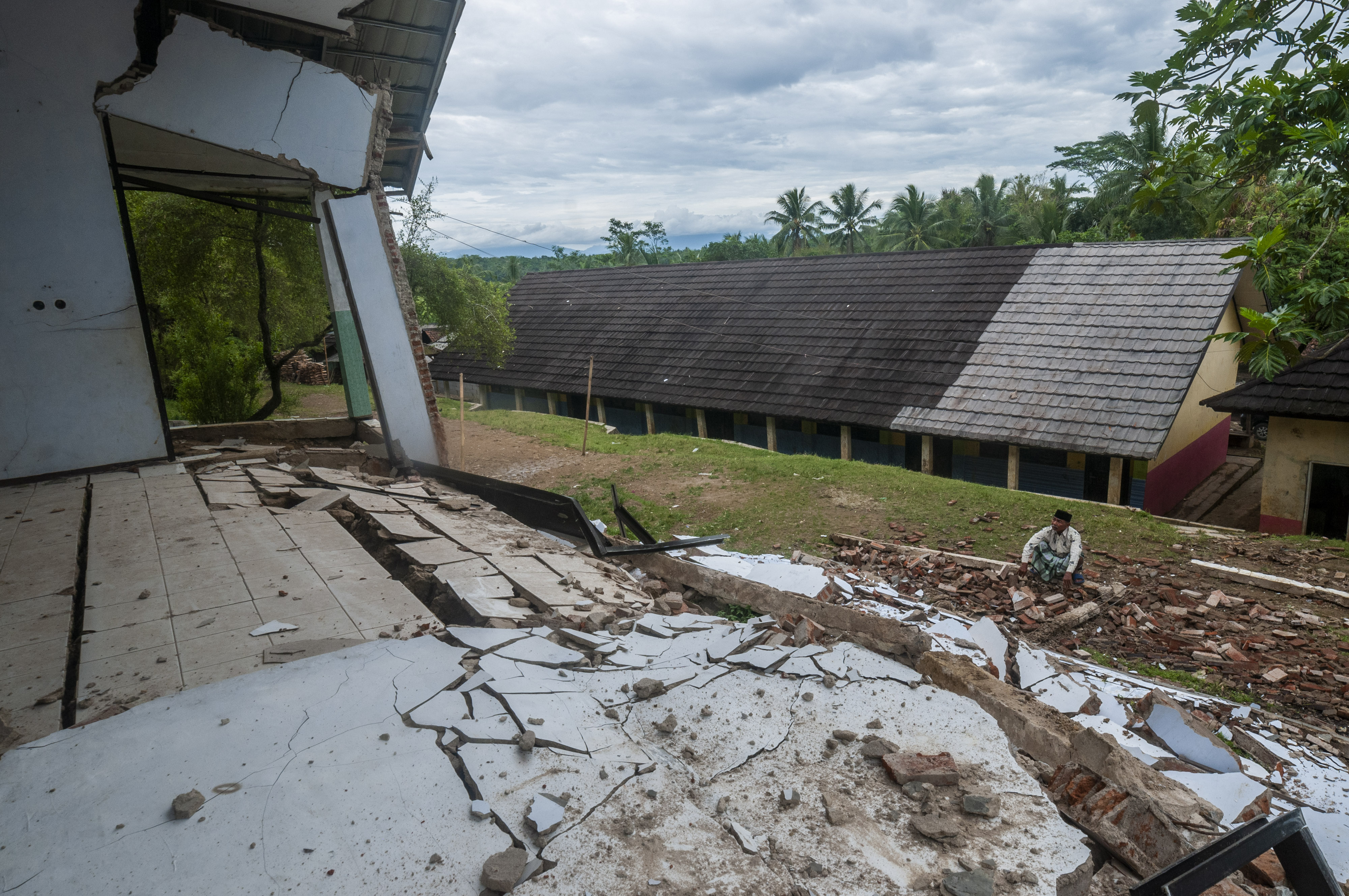 Bangunan sekolah yang ambles di SD Negeri 2 Keramatmanik, Pandeglang, Banten, akibat pergerakan tanah disebabkan hujan, Jumat (7/10).