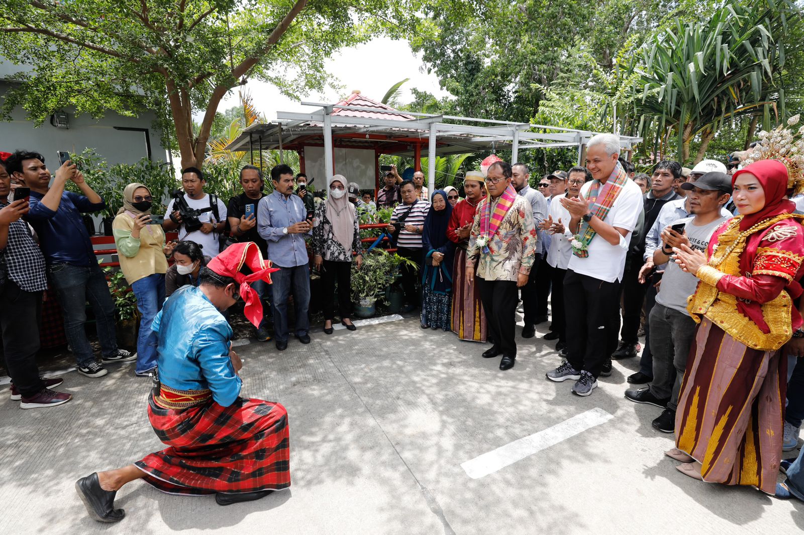 Gubernur Jateng Ganjar Pranowo mengunjungi kawasan Lorong Wisata di Kelurahan Tello Baru, Kecamatan Panakkukang, Kota Makassar, Sulsel, Ming