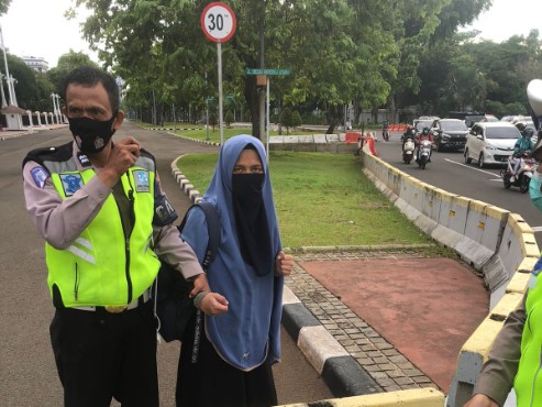 Polisi menahan perempuan yang berusaha menerobos ke Istana Negara dengan membawa pistol.