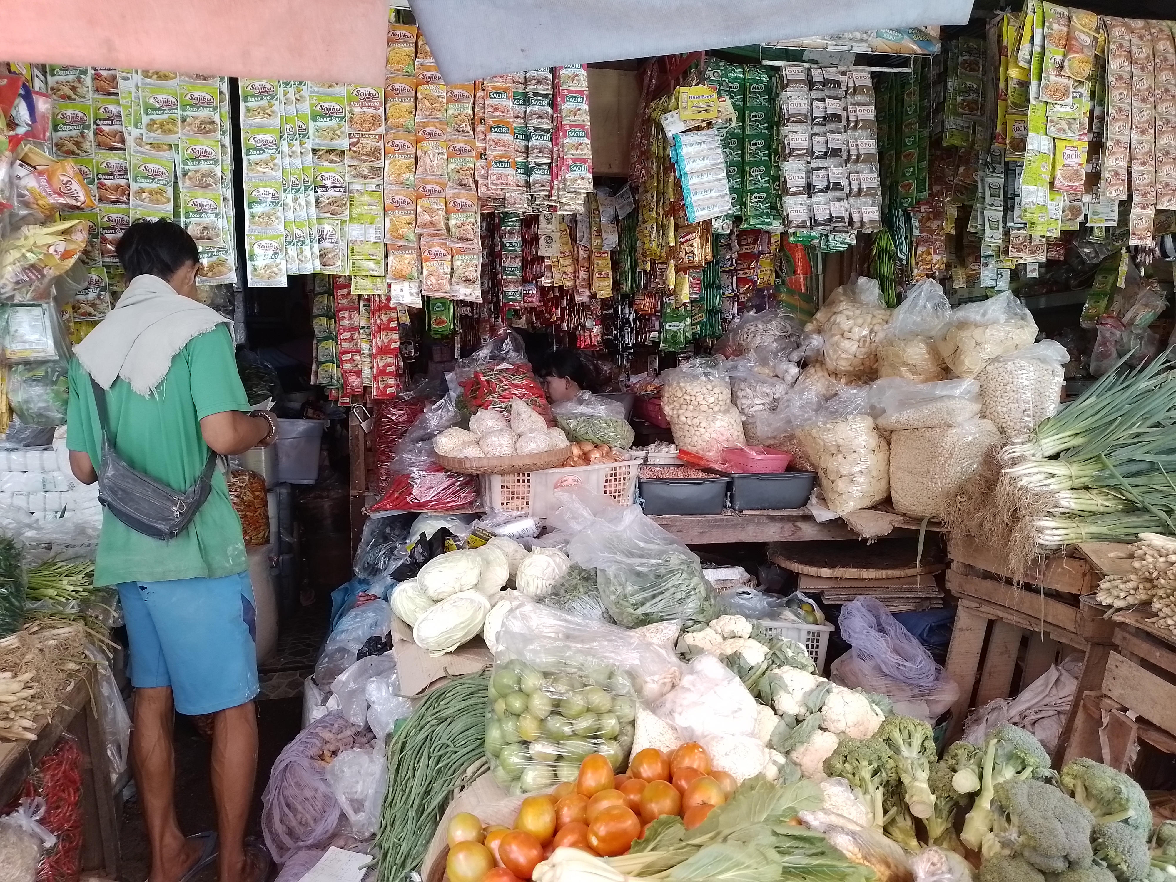Aktivitas perdagangan di pasar tradisional Klaten, Jawa Tengah