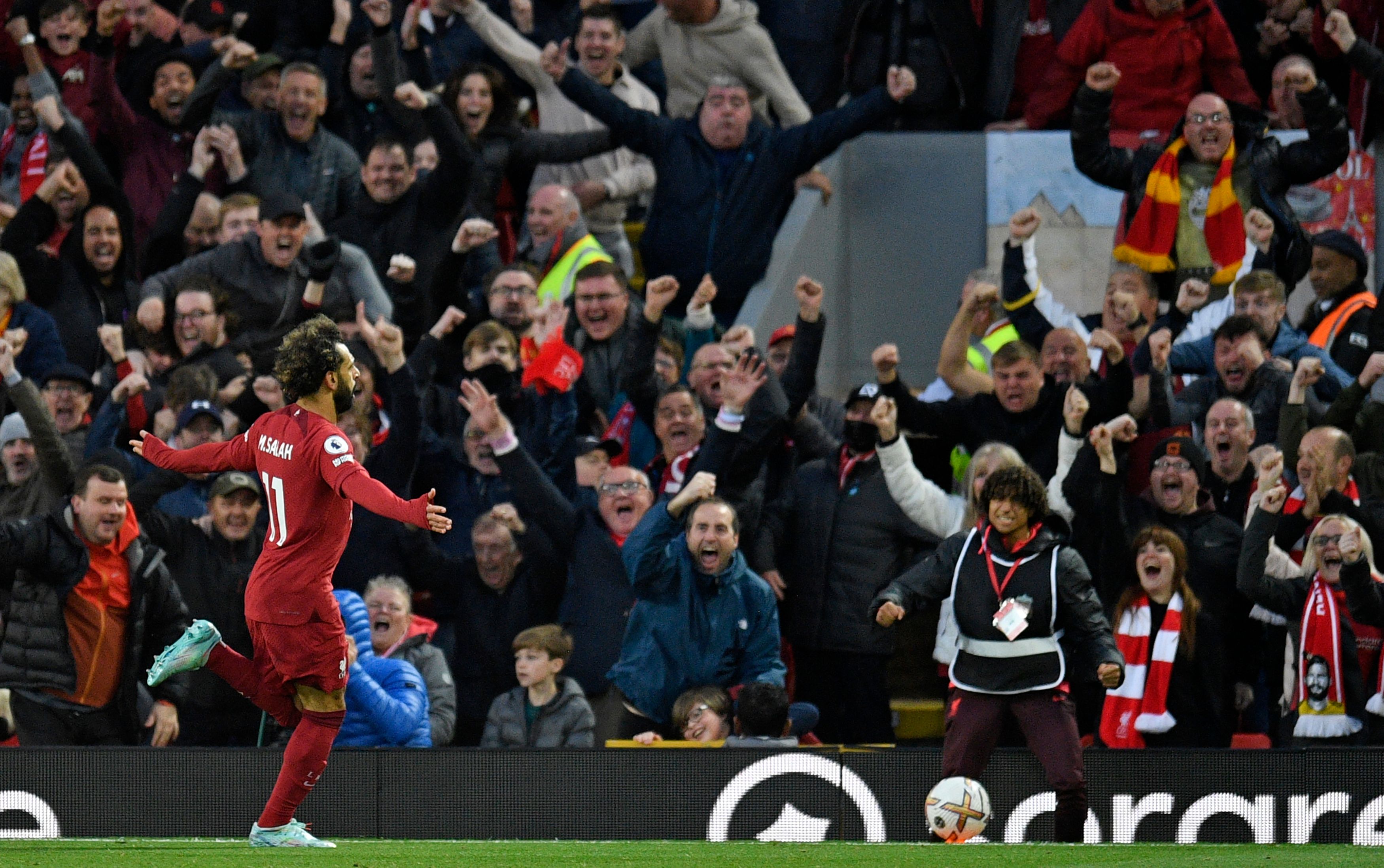 Penyerang Liverpool Mohamed Salah melakukan selebrasi usai mencetak gol ke gawang Manchester City di laga Liga Primer Inggris.