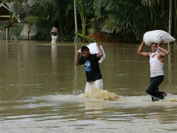 Warga Aceh Utara menyelamatkan barang dari genangan banjir beberapa waktu lalu.