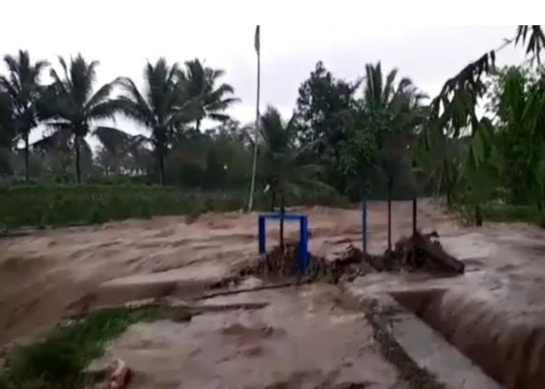 Tanggul aliran Sungai Cibanjaran jebol akibat arus sungai yang deras setelah kawasan Kecamatan Sukaratu, Kab.tasikmalaya diguyur hujan de