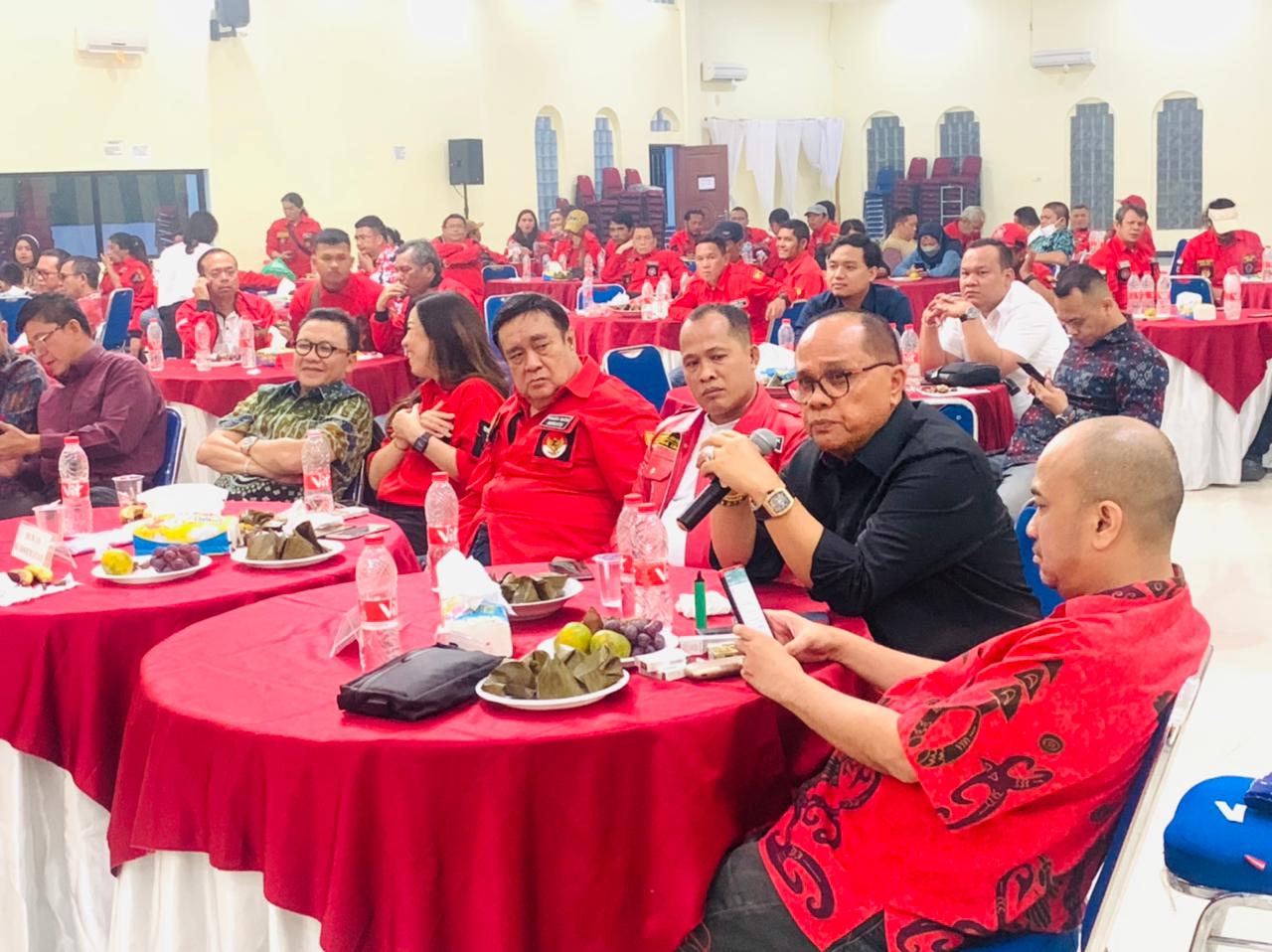  Wakil Ketua Komisi II DPR RI, Junimart Girsang (baju hitam) menghadiri acara malam keakraban dan silahturahmi 3 tahun PBB di Jakarta.