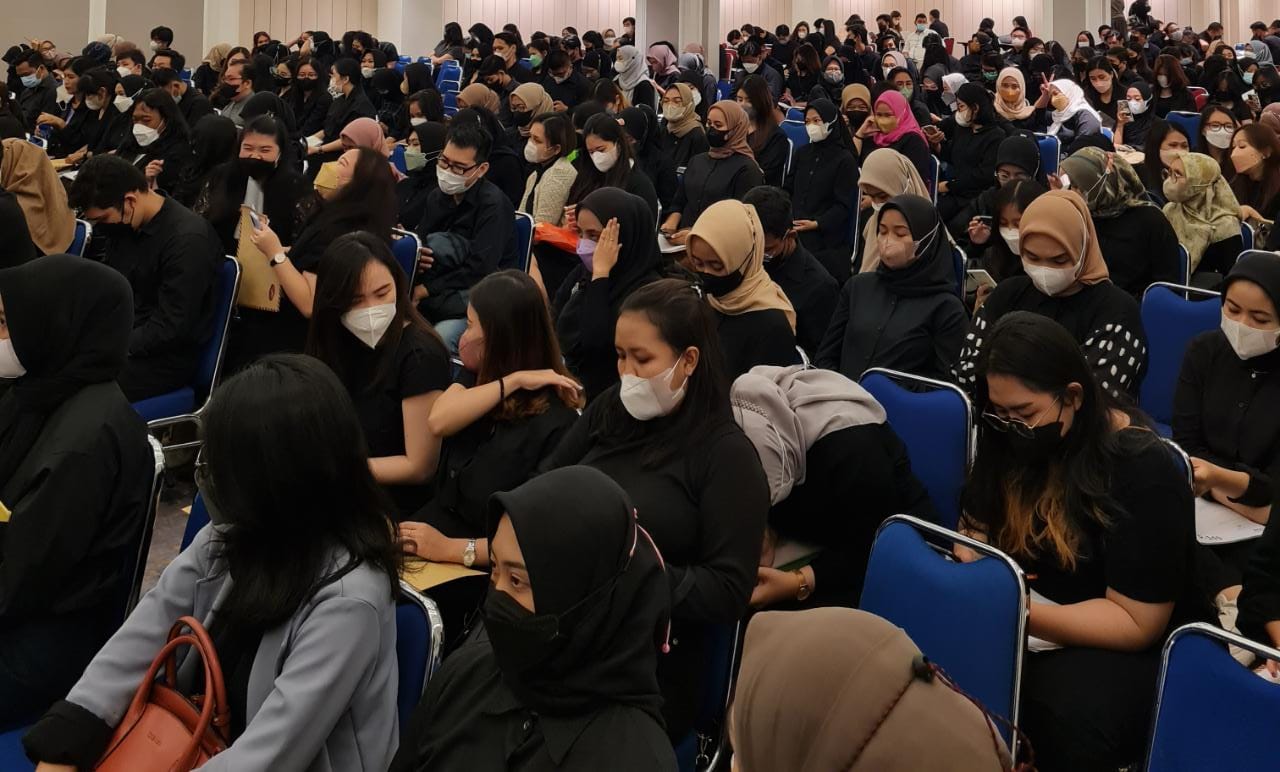 Pencari kerja menunggu giliran antiran wawancara kerja untuk industri pernikahan yang dibuka oleh perusahaan rintisan Ohana.