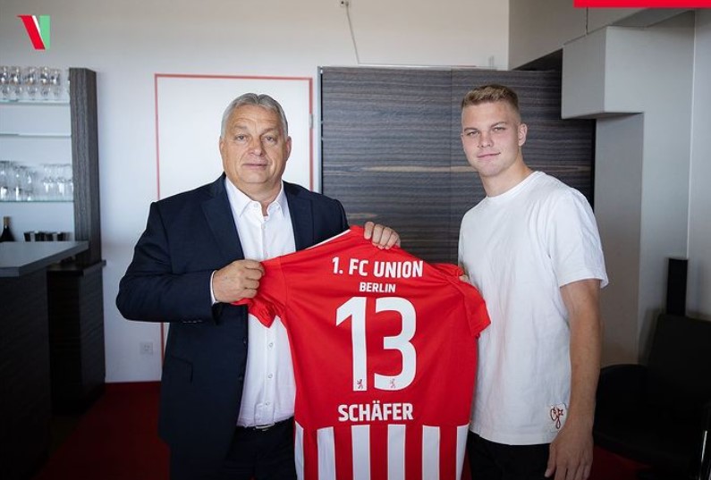 Perdana Menteri Hongaria Viktor Orban (kiri) menerima jersey Union Berlin dari Andras Schafer.