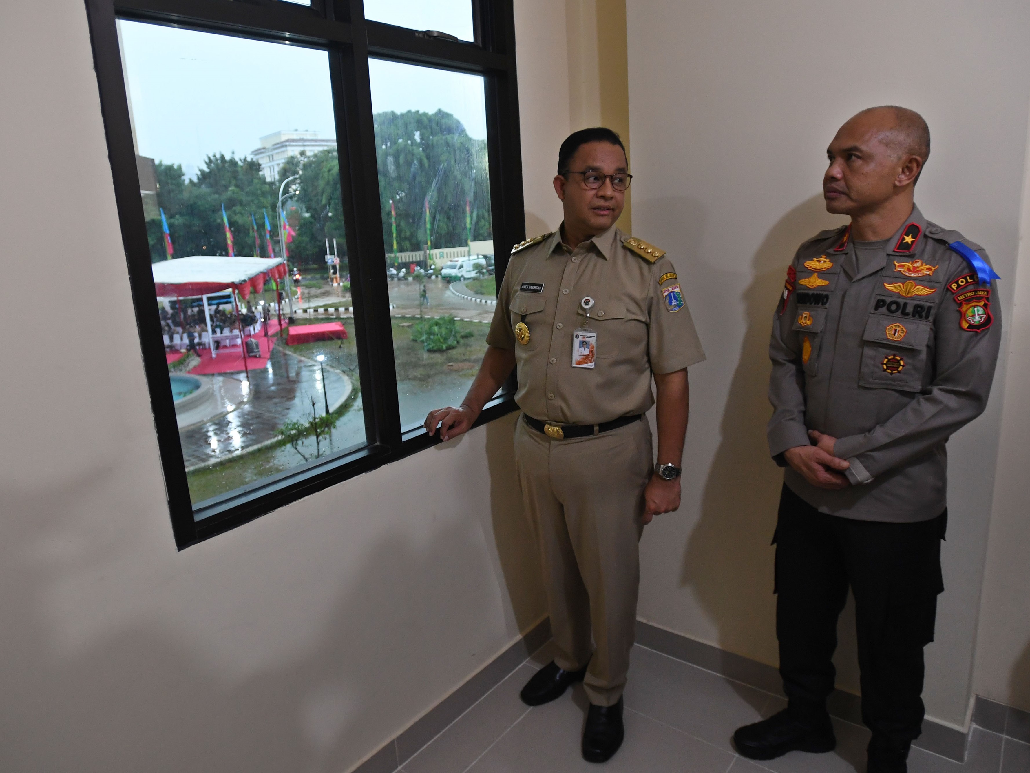 Gubernur DKI Jakarta Anies Baswedan bersama Wakapolda Metro Jaya Brigjen Hendro Pandowo meninjau salah satu unit rumah susun asrama polisi. 