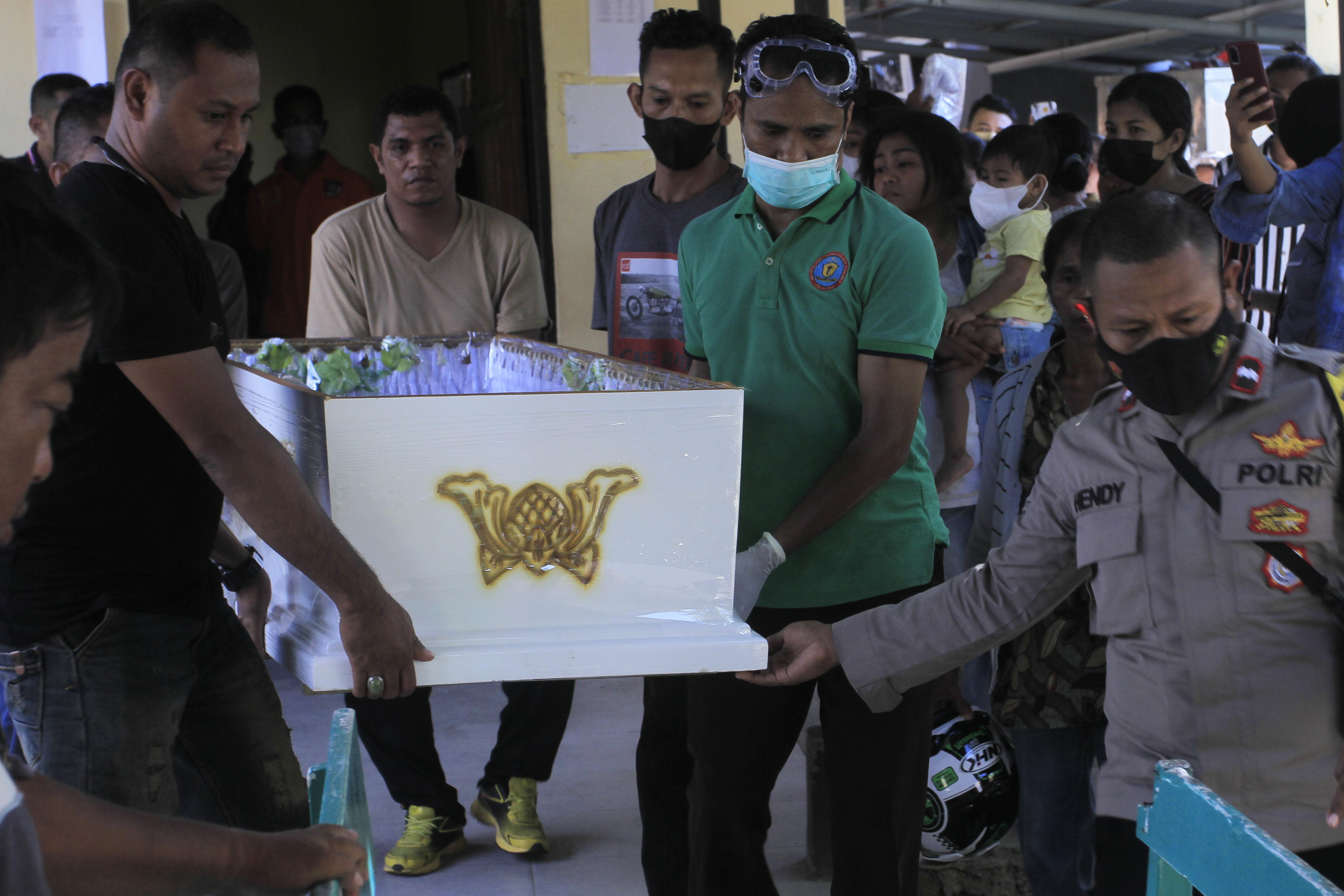 Pihak keluarga menerima jenazah korban terbakatnya kapal Cantika Express 77 di RS Bhayangkara Kupang, NTT, Selasa (25/10).