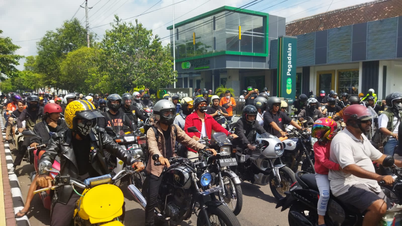 Para pemotor dari berbagai komunitas penggemar motor custom dari Jawa dan Bali melakukan konvoi di Yogyakarta, Minggu (2/10).