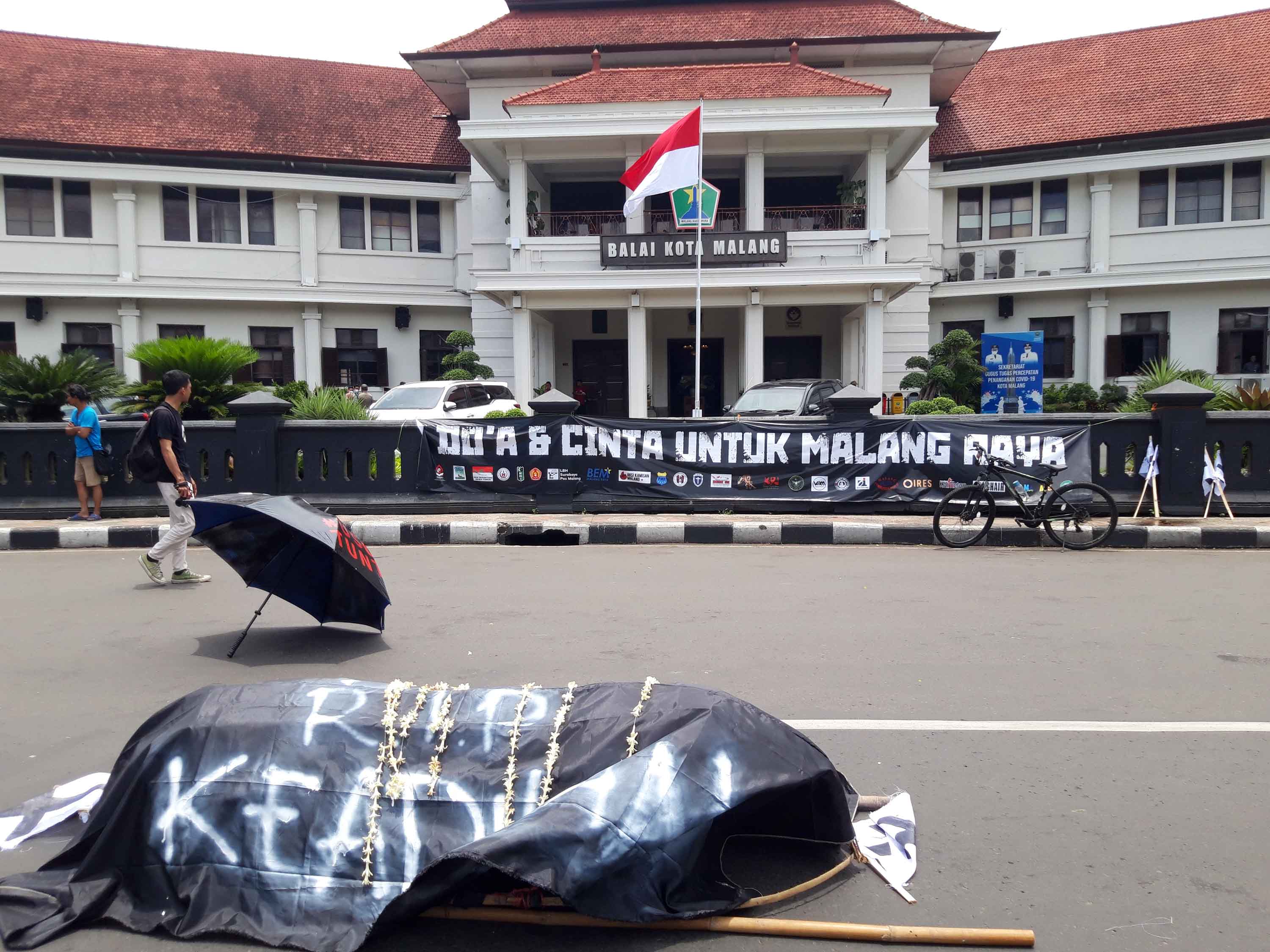 Unjuk rasa Aremania di depan Balai Kota Malang, Jawa Timur, menuntut pengusutan tuntas Tragedi Kanjuruhan yang menewaskan 135 suporter.