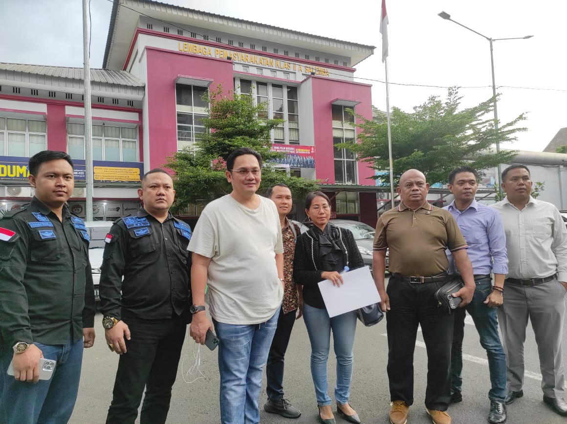 Pengacara Farhat Abbas (kaos putih) dan tim bergabung menjadi kuasa hukum Alvin Lim. 