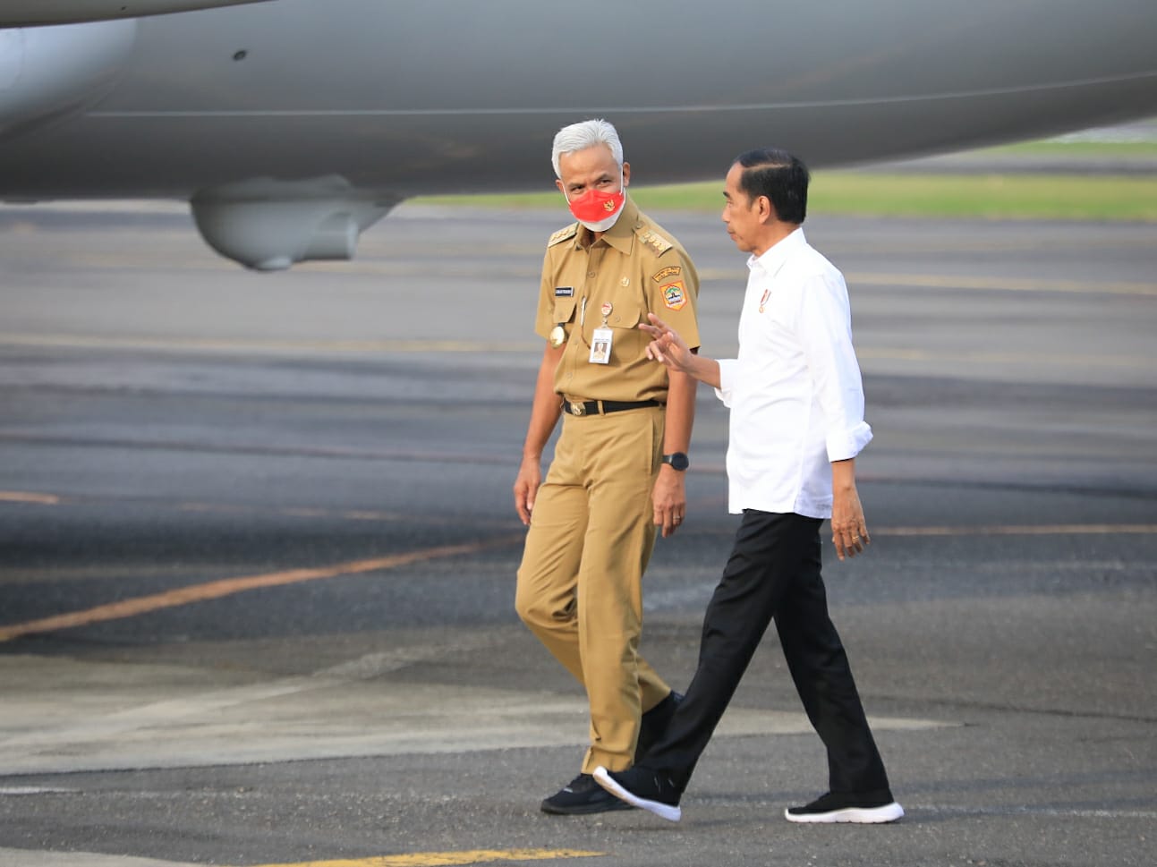 Jokowi disambut Ganjar di Landasan Utama TNI AD Jenderal Ahmad Yani, Kota Semarang, Jateng yang landing pukul 14.05 WIB, Senin (3/10/2022).