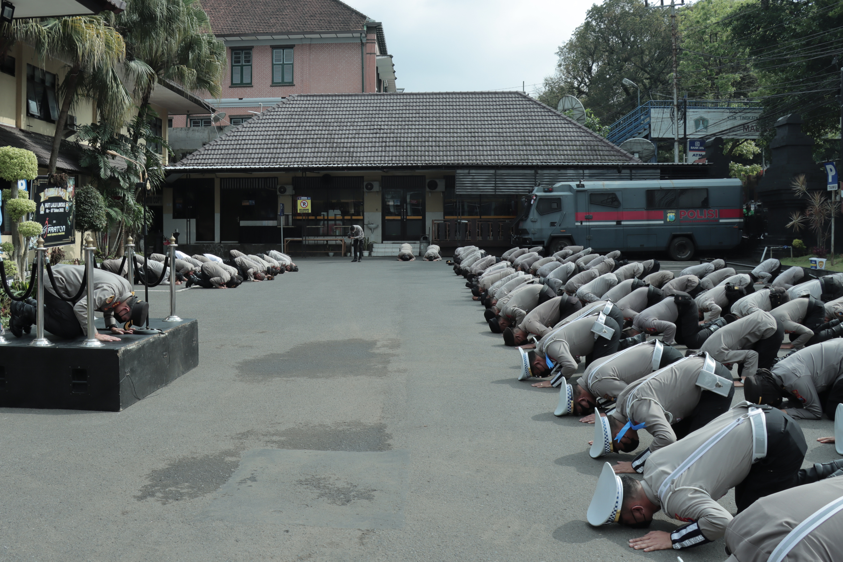 Pencopotan Kapolda Jatim dan Kapolres Malang Dinilai bukan Sanksi Tapi Penyelamatan