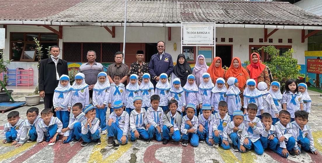 Ayep Zaki (tengah) bersama peserta didik di Sukabumi.