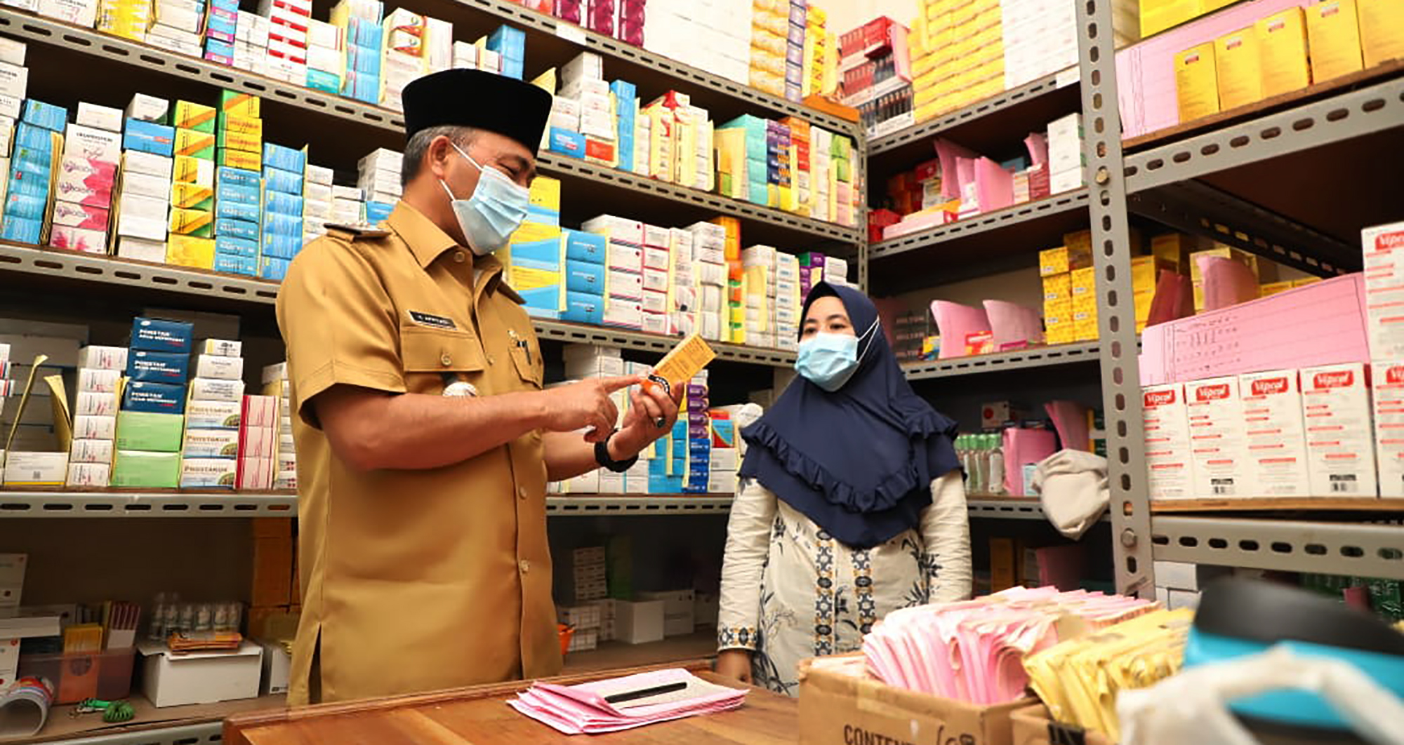 SIDAK OBAT SIROP: Penjabat Bupati Muba Apriyadi (kiri) mengecek peredaran obat sirop yang diduga penyebab kasus gagal ginjal akut pada anak