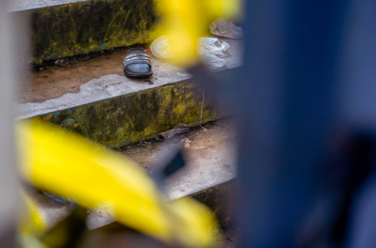 Sebuah spatu di anak tangga stadion Kanjuruhan, di Malang, Jawa Timur, 4 Oktober 2022.