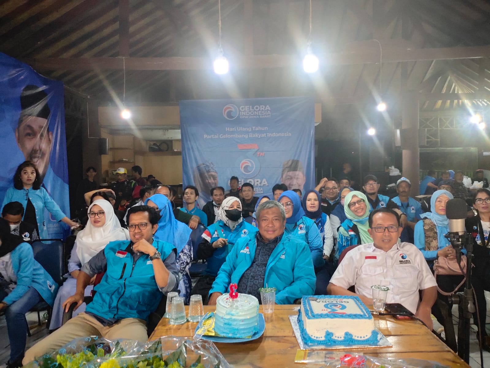 Ketua Partai Gelora Jawa Barat Haris Yuliana (tengah) terus menggiatkan konsolidasi kader partai guna meraih kemenangan pada pileg 2024