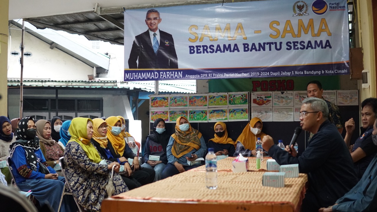 Anggota DPR RI M Farhan berdialog dengan warga di Kota Bandung