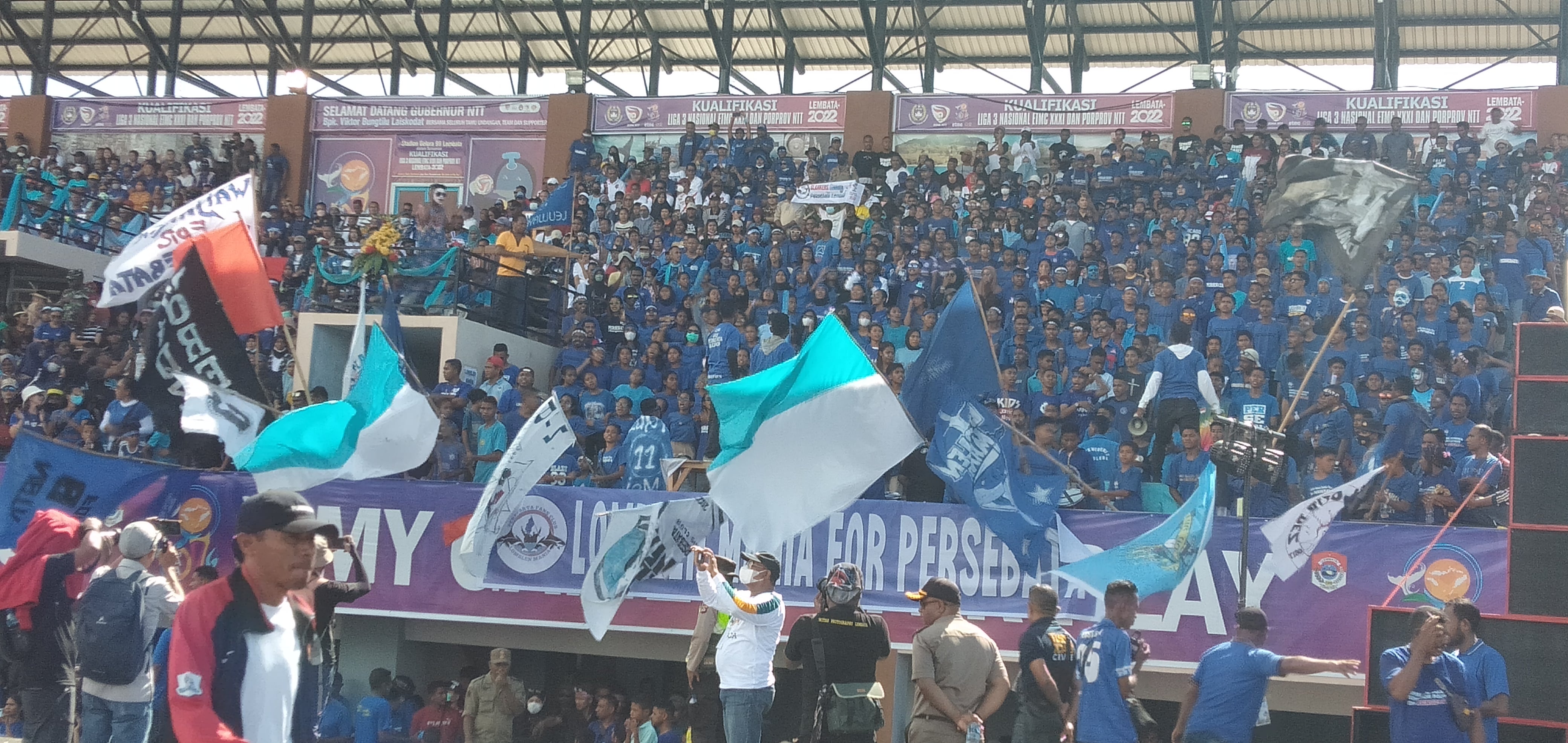 Suasana tetap damai seusai pertandingan final El Tari Memorial di Lembata, NTT,  meski tuan rumah kalah. 