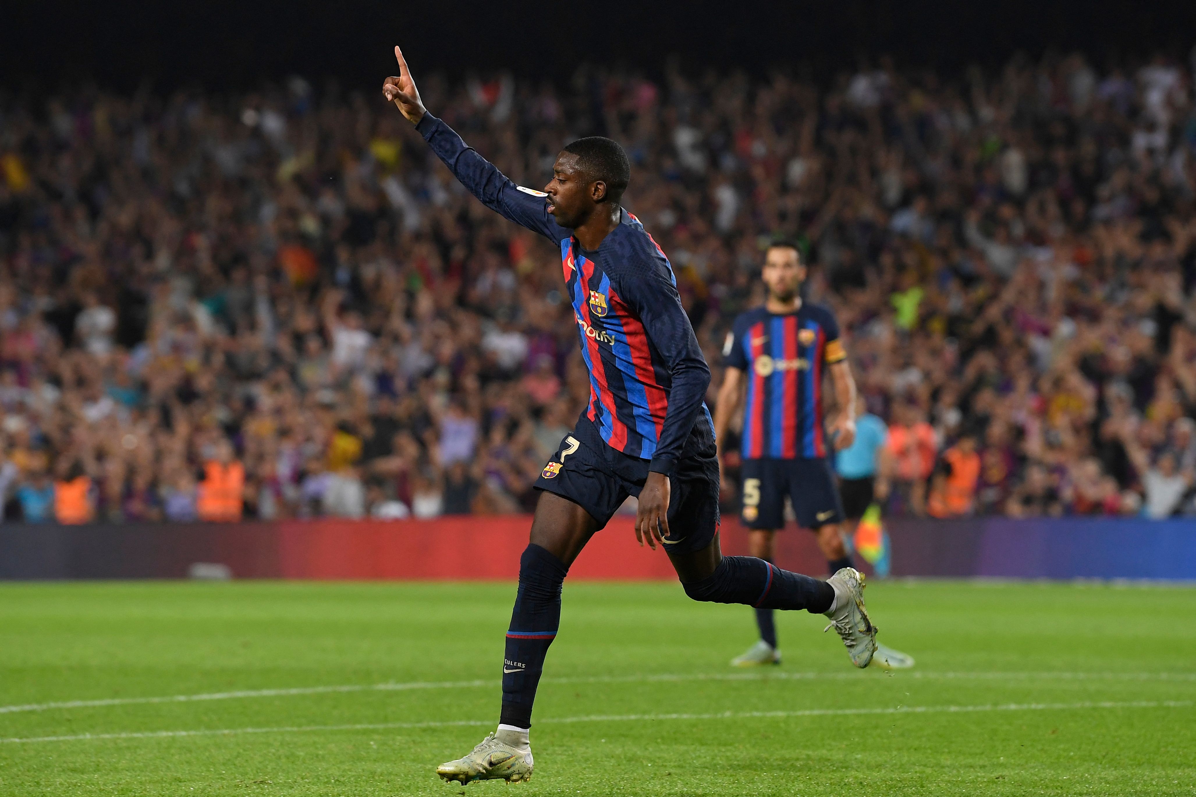 Penyerang Barcelona Ousmane Dembele melakukan selebrasi usai mencetak gol ke gawnag Athletic Bilbao di laga La Liga.
