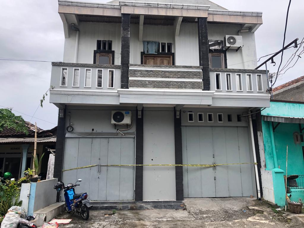 Rumah lantai dua di belakang Rumdin Bupati Sukoharjo yang digerebek karena menjadi lokasi pembuatan uang palsu yang beredar di Lampung. 