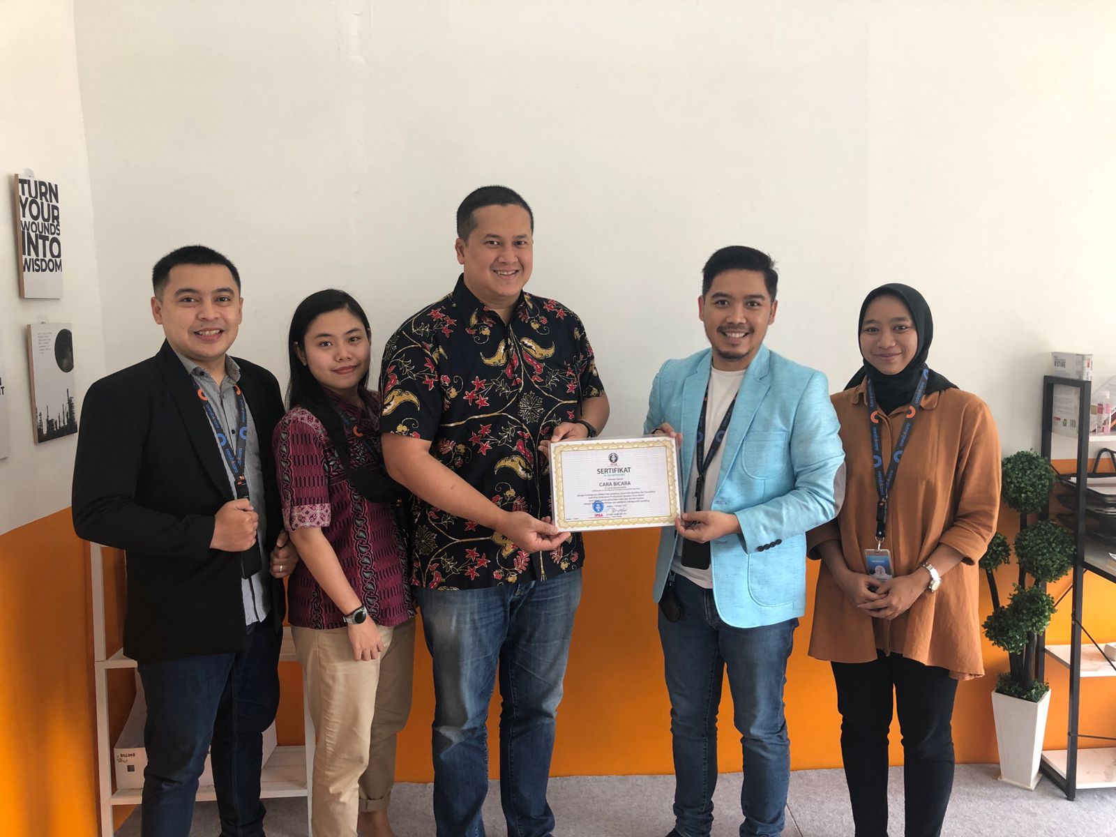 Ketua Umum  Indonesian Professional Speaker Association, Donny de Keizer menyerahkan sertifikat kepada Founder Cara Bicara, Danar Indra.