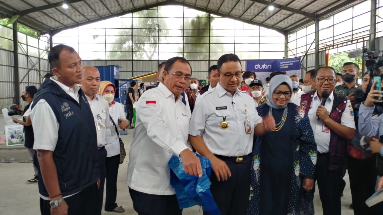 Gubernur DKI Jakarta Anies Baswedan meninjau langsung pelaksanaan Jakarta Recycle Center (JRC) di Pesanggrahan, Jakarta Selatan.