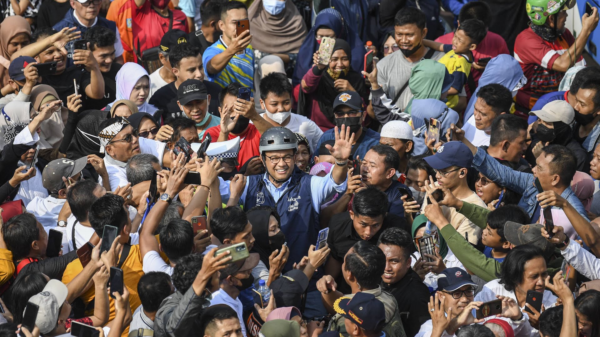 Gubernur DKI Jakarta Anies Baswedan (tengah)
