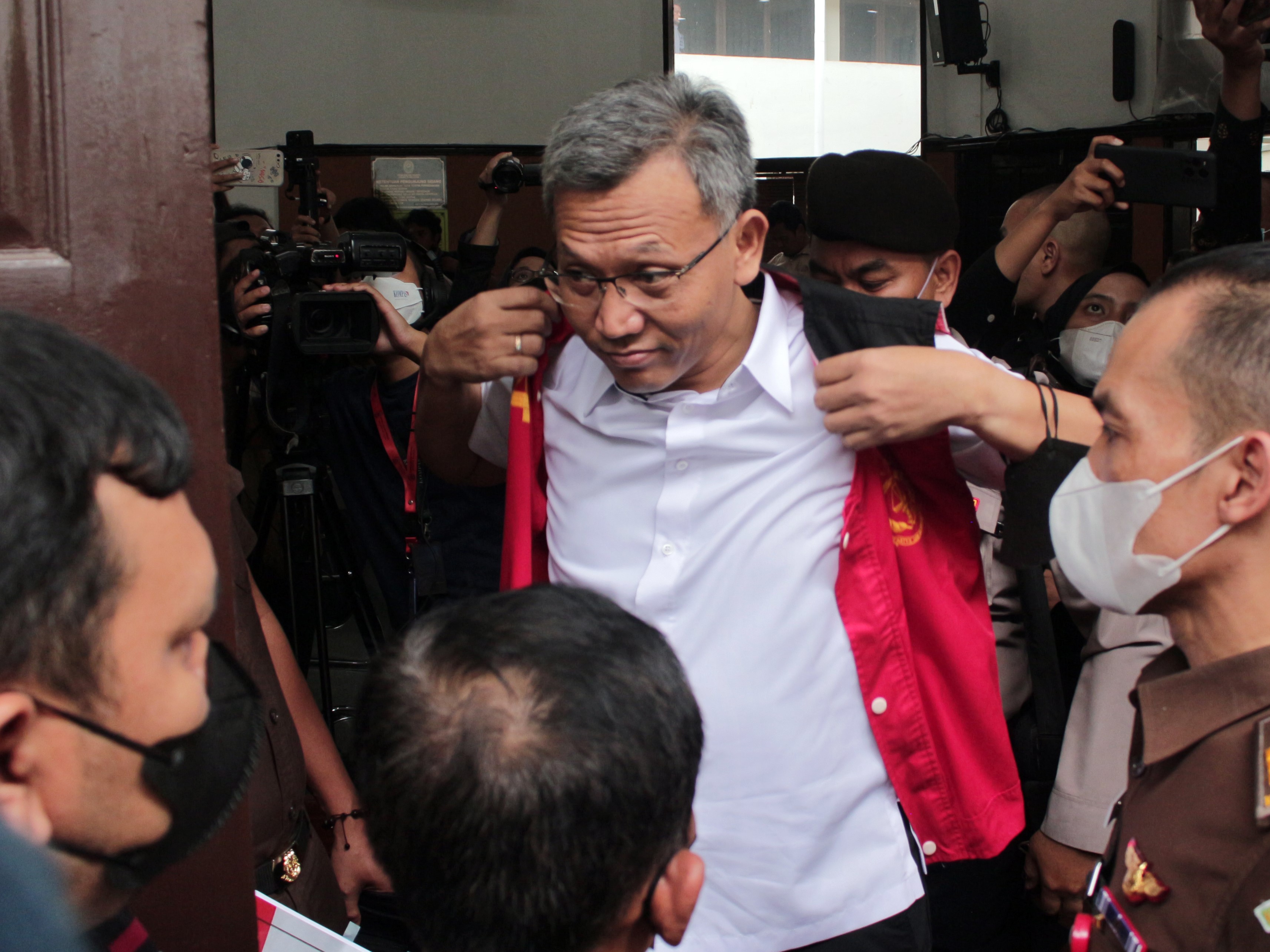 Agus Nurpatria menggunakan rompi tahanan usai menjalani sidang perdana di Pengadilan Negeri Jakarta Selatan, Rabu (19/10/2022).