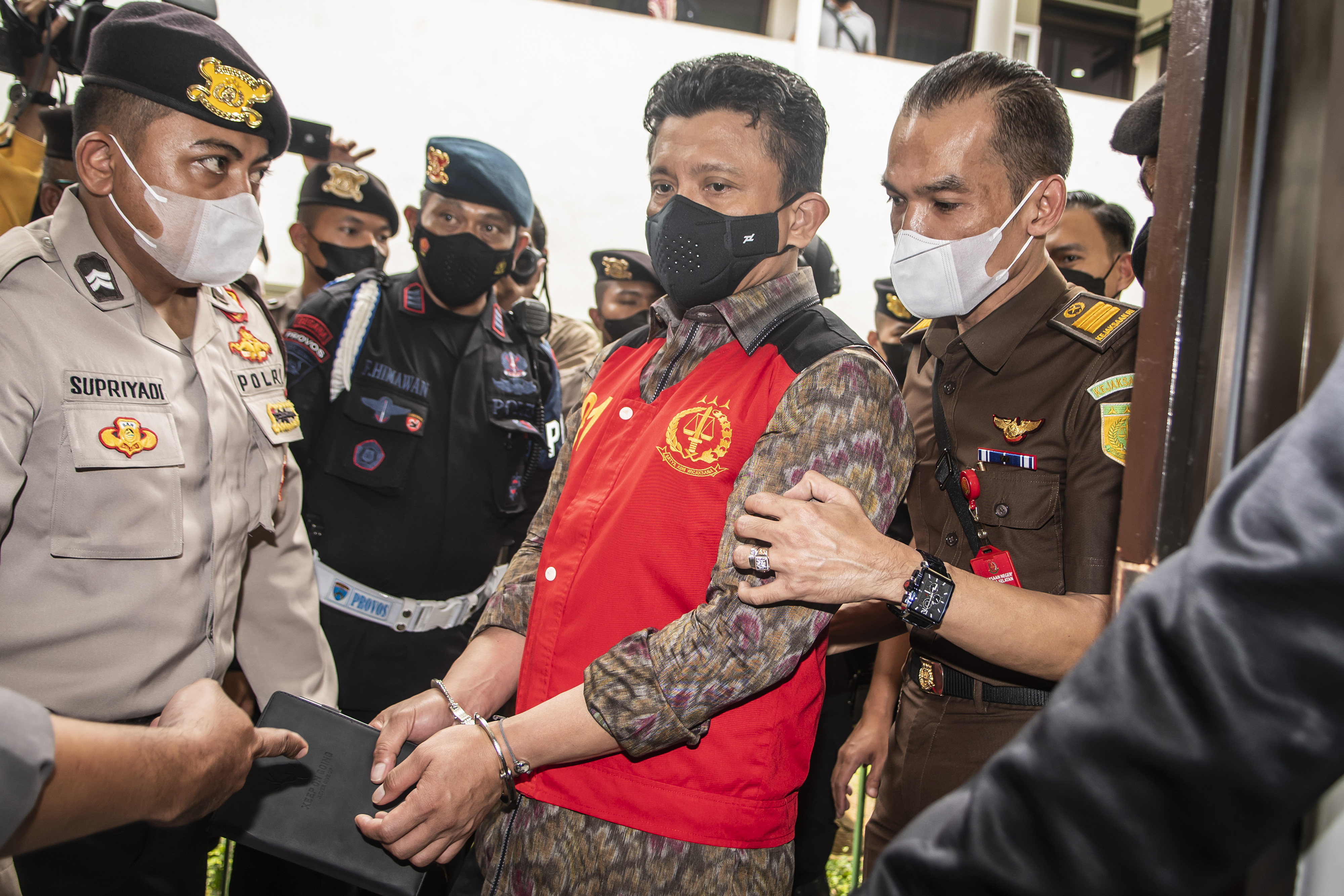 Terdakwa kasus pembunuhan berencana dan perintangan penyidikan kematian Brigadir J, Ferdy Sambo terlihat selalu membawa buku hitam