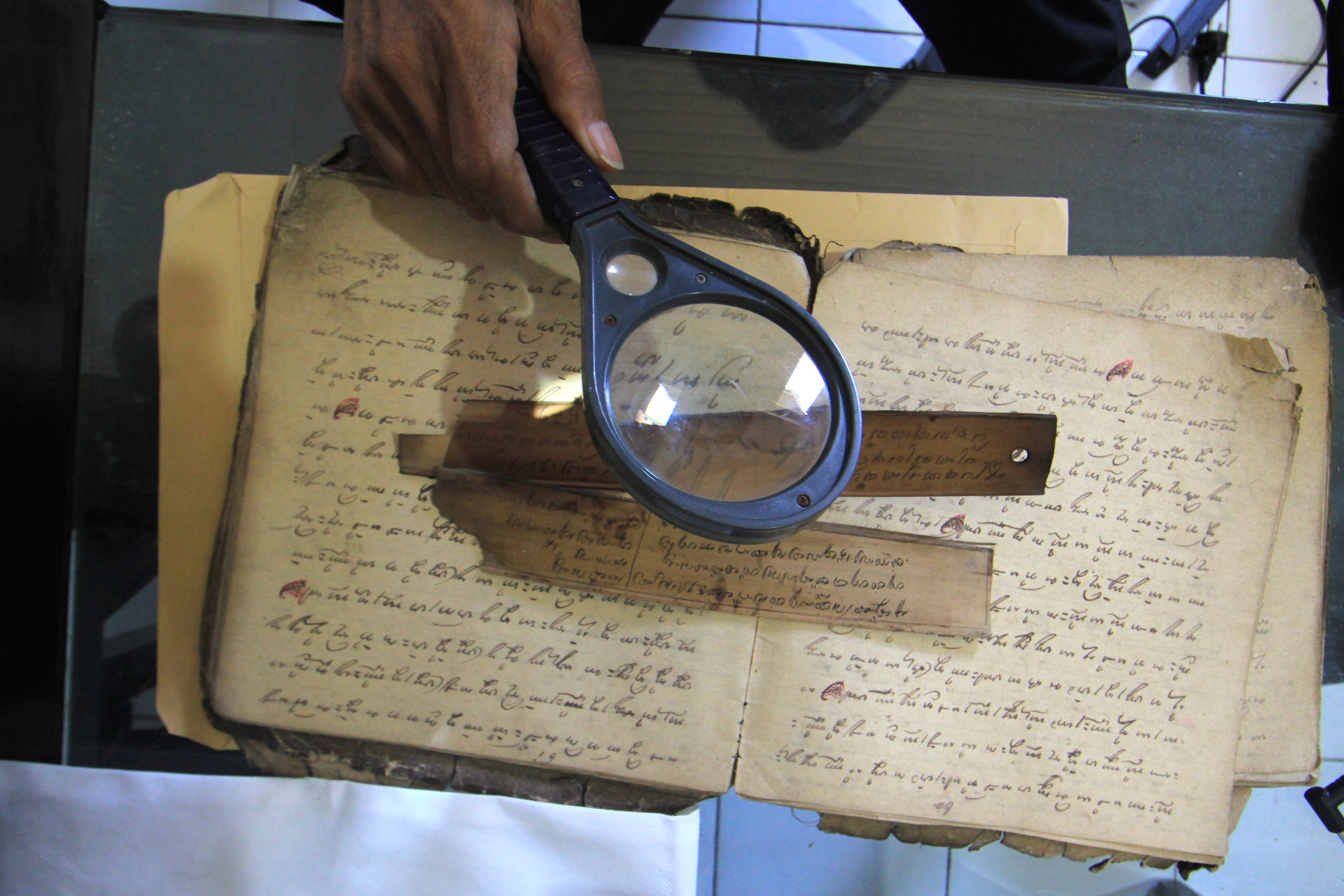 Naskah kuno di Museum Bandar Cimanuk (MBC).