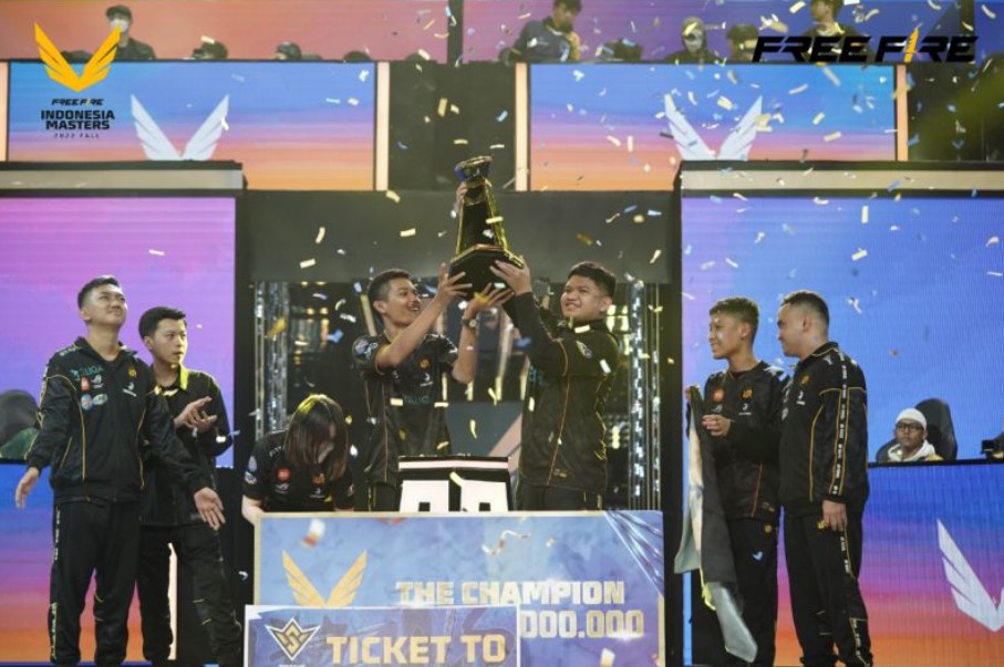 RRQ Kazu mengangkat trofi usai juara baru Free Fire Indonesia Masters (FFIM) 2022 Fall dalam Grand Final di Jakarta, Minggu (23/10).