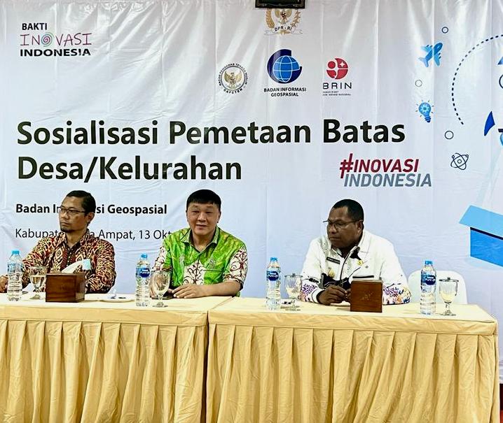 Rico Sia (tengah) saat membuka sosialisasi pemetaaan batas desa/kelurahan di Raja Ampat.