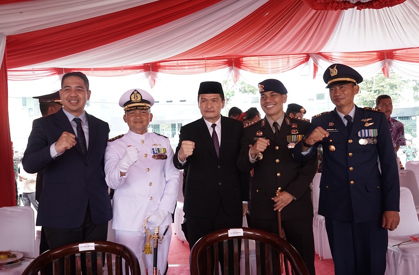 Ketua Kadin Banten, M Azzari Jayabaya (kiri) bersama Danlanal Banten Kol (P) Deddy Komaruddin (kedua kiri) saat acara HUT TNI ke-77 di Lebak