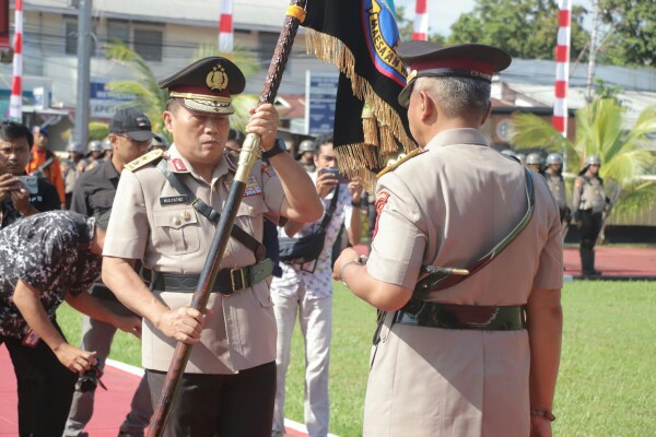 Irjen Mulyatno  Pataka Maesa'an Polda Sulut kepada penggantinya Kapolda Sulut Irjen Setyo Budiyanto.