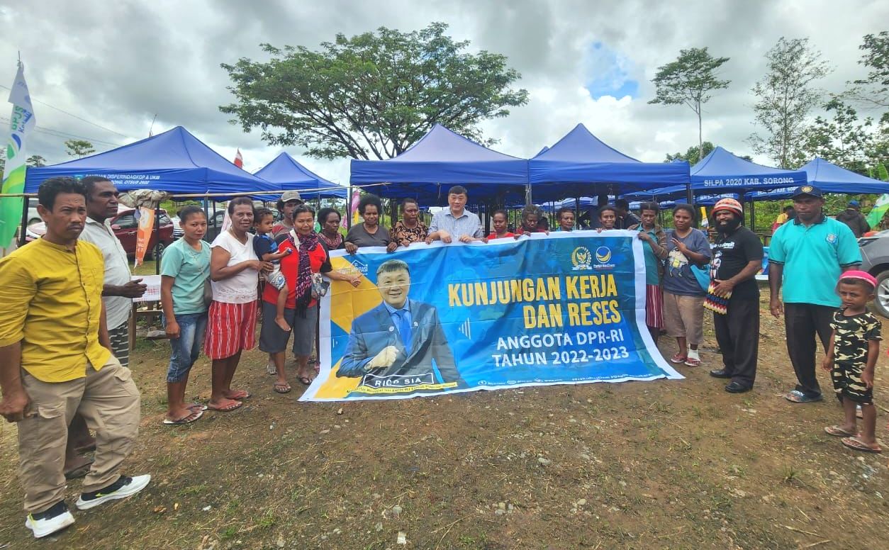 Kunjungan legislator Fraksi NasDem DPR RI Rico Sia ke Papua.